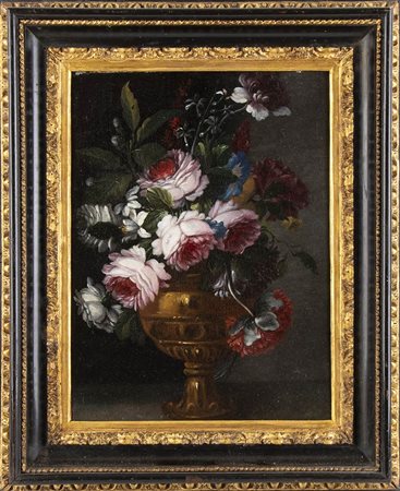 Bouquet di rose in un vaso di metallo dorato
