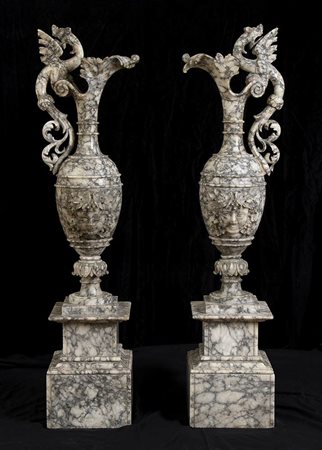 Coppia di vasi in alabastro con mascheroni a rilievo e anse zoomorfe