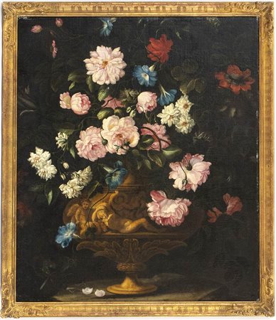 Bouquet di fiori in un vaso metallico istoriato