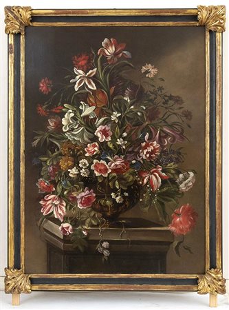 Bouquet di fiori in un vaso metallico su piedistallo