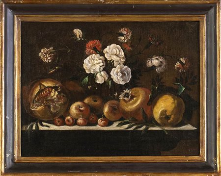 Natura morta con vaso di fiori e frutta su un ripiano