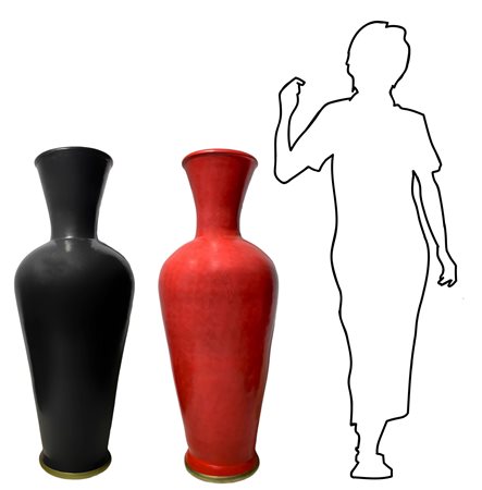 Coppia di grandi vasi a balaustra in terracotta di colore nero e rosso mela,...