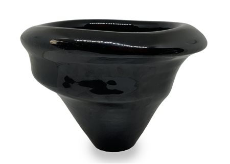 Produzione Milesi, vaso in terracotta di forma conica nei toni del nero,...