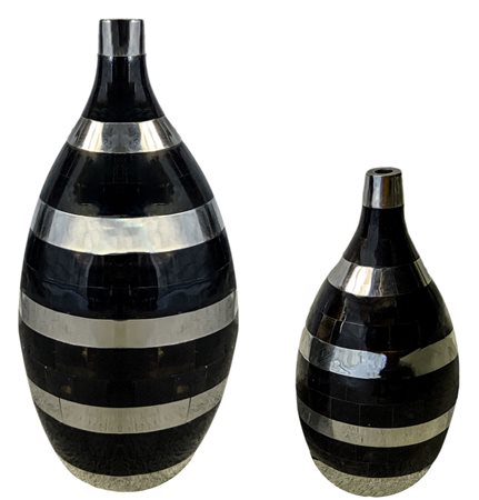Coppia di vasi, produzione italiana. In legno decorato da fasce in metallo...