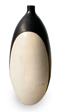 Vaso in ceramica di forma globulare nei toni del marrone e del bianco,...