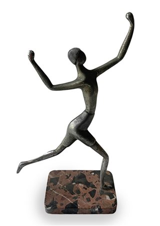 Scultura in metallo cromato raffigurante atleta stilizzato, produzione...