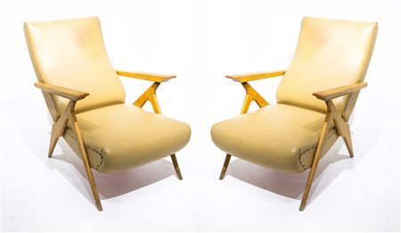 Gorgone, Coppia di poltrone con struttura in legno rivestimento in sky....