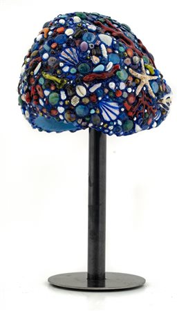 Scultura a forma di cappello, decorato elegantemente con resine colorate e...