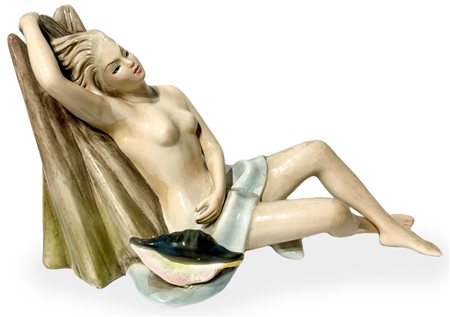 Scultura in teraglia raffigurante nudo di donna con conchiglia, Creazione...
