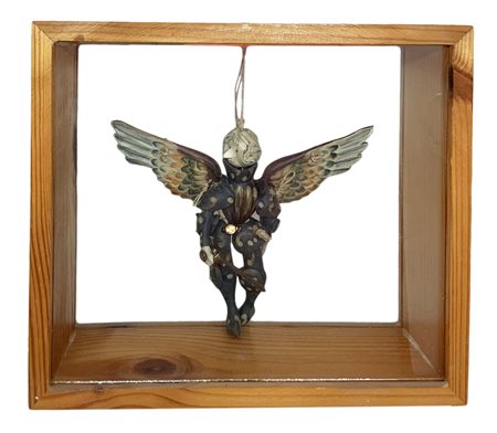 Bucci, piccola scultura in porcellana raffigurante angelo entro teca di...