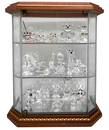 Bacheca in vetro contenente 28 figure in cristallo, la maggior parte...