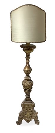 Candeliere in legno dorato, XVIII secolo H cm 97.