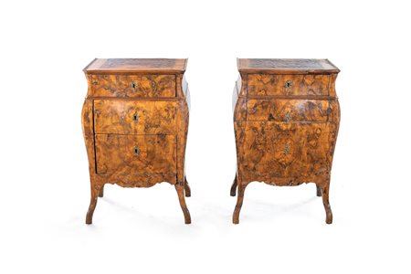 Coppia di comodini in radica di noce, Lombardia XVIII secolo - con facciata...