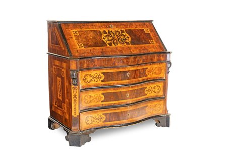 Cassettone a ribalta in noce con profili ebanizzati ed intarsi in varie...