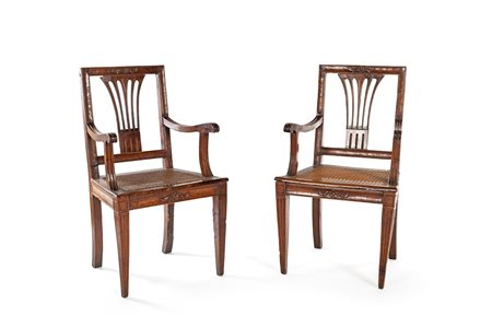 Coppia di poltroncine in noce, fine XVIII secolo - di linea squadrata con...