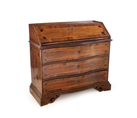 Cassettone a ribalta lastronato in noce, Italia centrale XVIII secolo -...