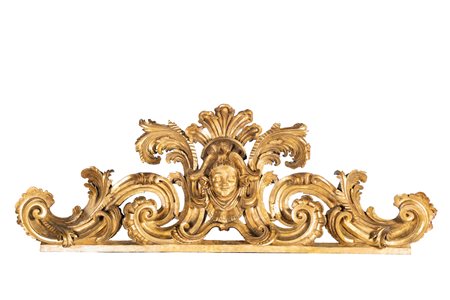 Grande fregio in legno intagliato e dorato, Roma XVIII secolo - centrato da...