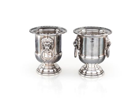 Coppia di piccoli vasi a cratere in metallo argentato, Sheffield -...