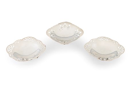 Tre alzatine in metallo argentato - di cui una coppia e una terza dalle...