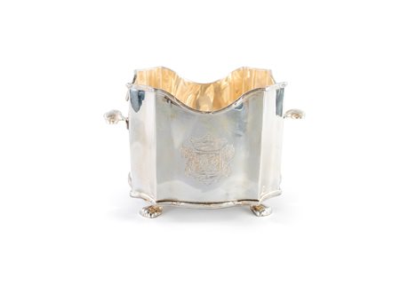 Centrotavola sagomato in metallo argentato, Jordan Sheffield Collection - con...