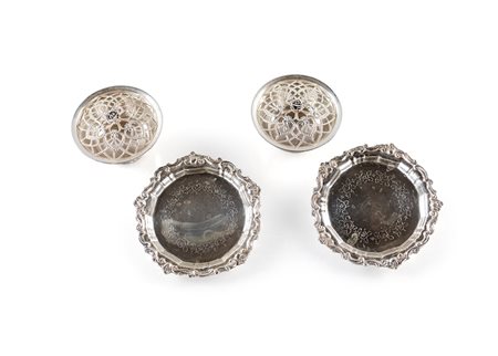 Lotto composto da due piattini sottobicchiere ed una coppia di piccoli...