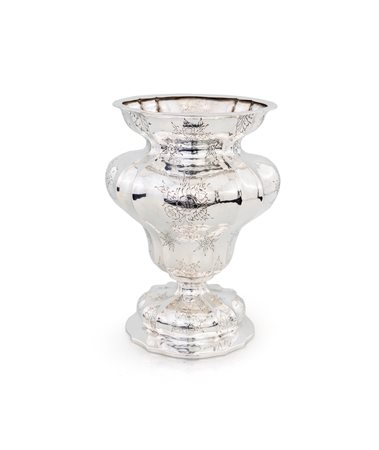 Vaso in argento, Italia, inizio XX secolo - di forma sagomata e bombata con...