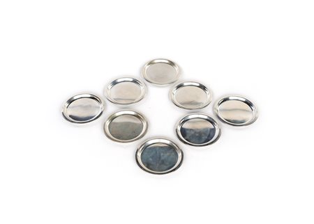 Otto piattini da pane in argento 800/1000 - con profilo liscio percorso da...