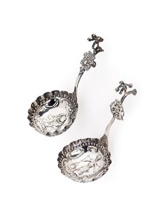 Due piccoli mestoli in argento, Olanda XIX secolo - con figure sbalzate e...