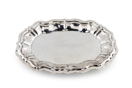 Bacile in argento, XIX secolo - di forma ovale con tesa sagomata...