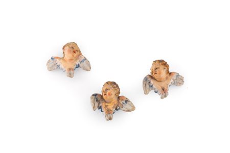 Tre teste di cherubino - in terracotta policroma. Difetti. - cm 6,5x8