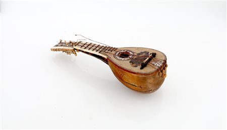 Violino in legno e madreperla - Bibliografia: G. Noce Benigni Oliviere,...