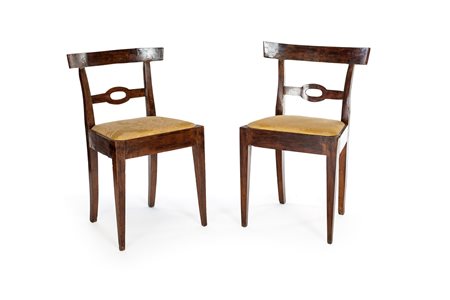 Coppia di sedie in noce, fine del XVIII secolo - con schienali a giorno...