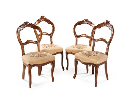 Quattro sedie in noce, XIX secolo - con schienale a giorno di linea...