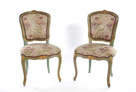 Coppia di sedie in legno laccato azzurro - dorate lungo i profili ed i...