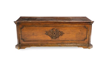 Cassone in noce, XVII secolo - - cm 50x143x57