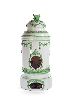 Stufa in ceramica invetriata bianca - di forma cilindrica con rilievi...