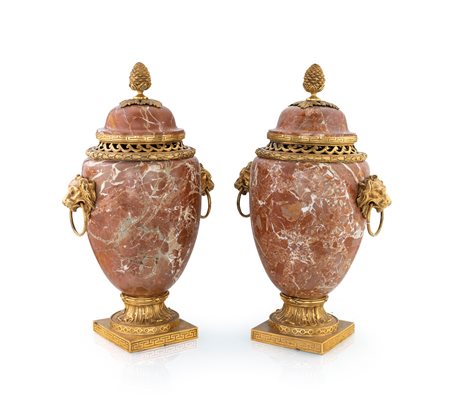 Coppia di potiches in marmo rosso di Verona, Francia - con finiture...