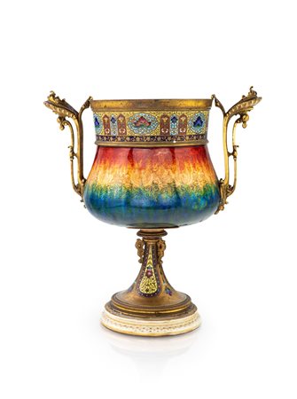 Vaso biansato in metallo dorato e smaltato, inizio XX secolo - con partizioni...