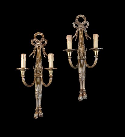 Coppia di applique in metallo dorato - a due luci su bracci arcuati e...