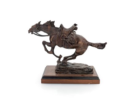 La carica - scultura in bronzo patinato raffigurante un cavallo al galoppo;...