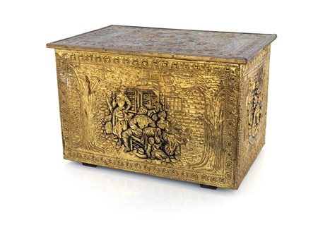 Antica cassa in legno rivestita in rame dorato - decorata da scene di genere...