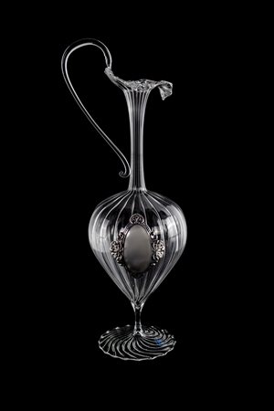 Brocca in vetro soffiato, Murano - di forma sagomata su piede circolare,...