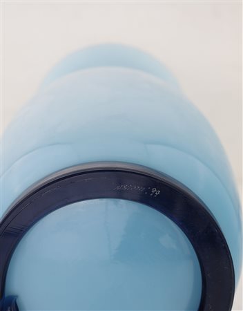 Venini, vaso Opalino in vetro incamiciato lattimo e celeste - Firmato e...