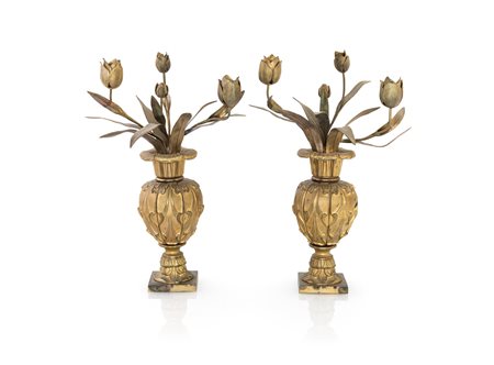 Coppia di candelabri in bronzo dorato a due luci, XIX secolo - in forma di...
