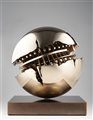 Arnaldo Pomodoro "Sfera" 1986
bronzo
diam. cm 30
Firmato, datato 1986 e numerato