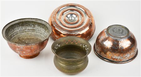 LOTTO DI 4 CONTENITORI di cui 3 in rame e 1 in ottone Italia, XX secolo...