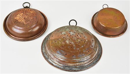 LOTTO COMPOSTO DA 3 OGGETTI IN RAME Italia, fine XIX secolo Difetti e rotture