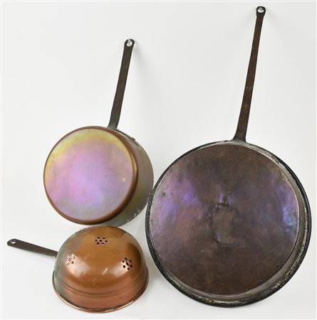 LOTTO COMPOSTO DA 3 OGGETTI IN RAME Italia, fine XIX secolo Difetti e rotture