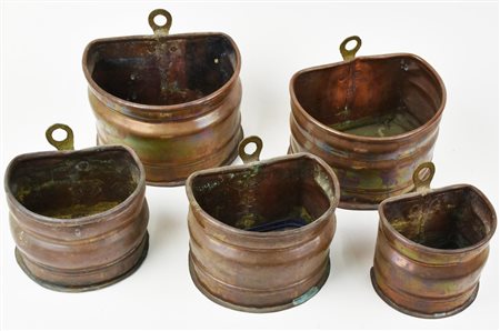 LOTTO COMPOSTO DA 5 OGGETTI IN RAME Italia, fine XIX secolo Difetti e rotture