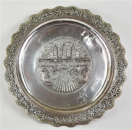 PIATTO DA PARATA INDONESIANO in rame argentato, finemente sbalzato e...